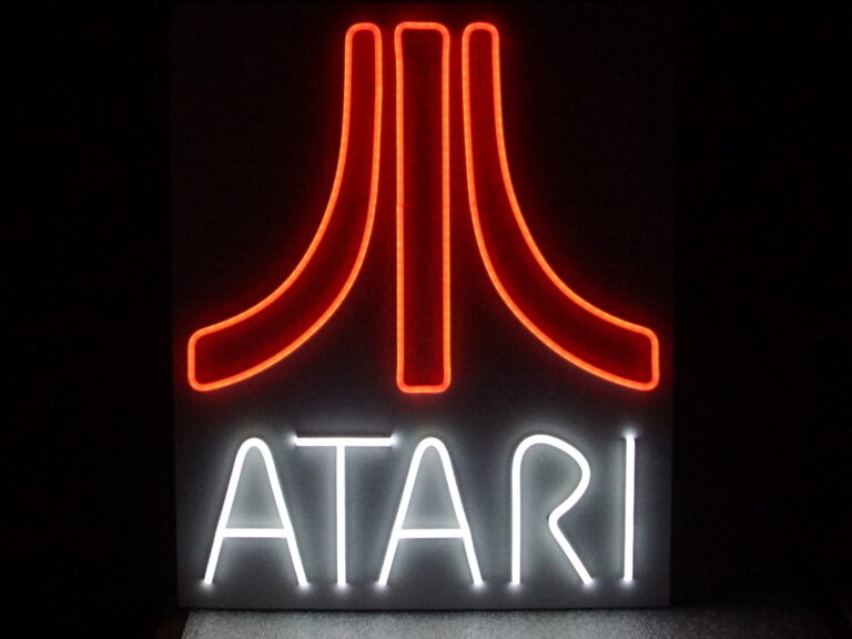 Atari na białym tle